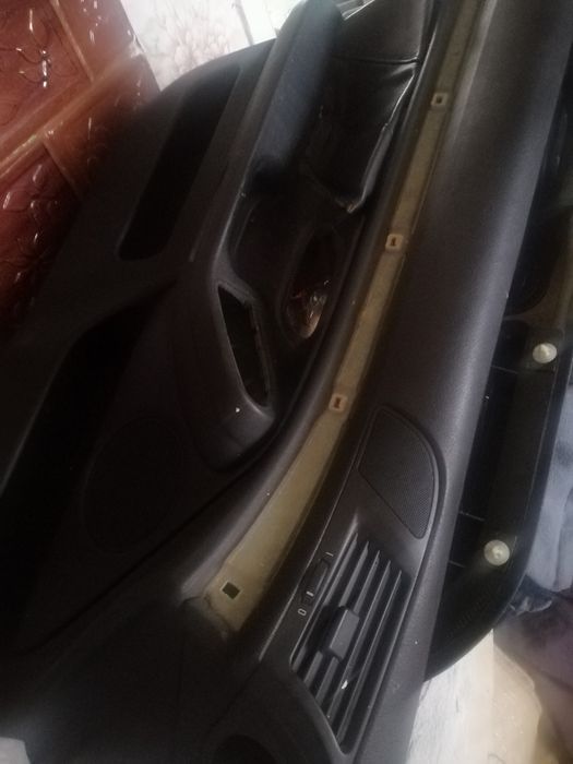 Диван, ковролін, карти е39