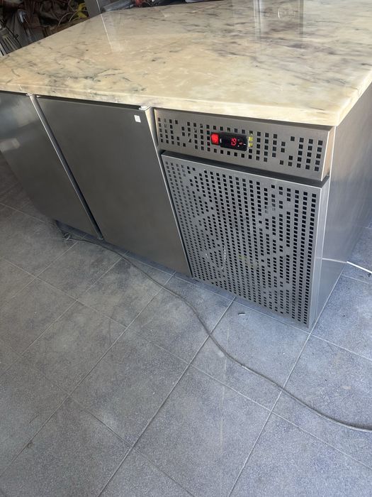 Mesa de frios tampo em mármore