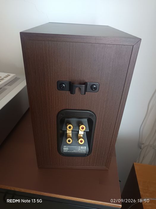 Colunas Bowers Wilkins 685