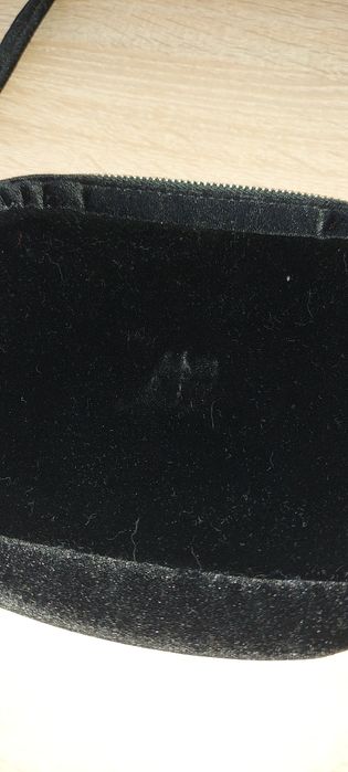 Czarna torebka listonoszka