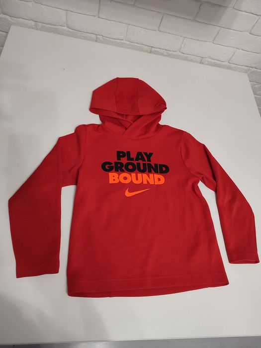 Koszulka czerwona z kapturem Nike. Bluza Nike.
