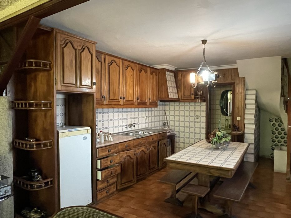 Cozinha completa madeira maciça c/ mármore + mesa – Maia