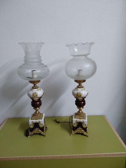 Candeeiros em loiça com campânula de vidro