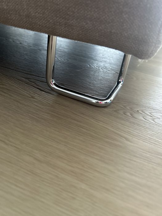 Sofá cor cinza com pés metálicos