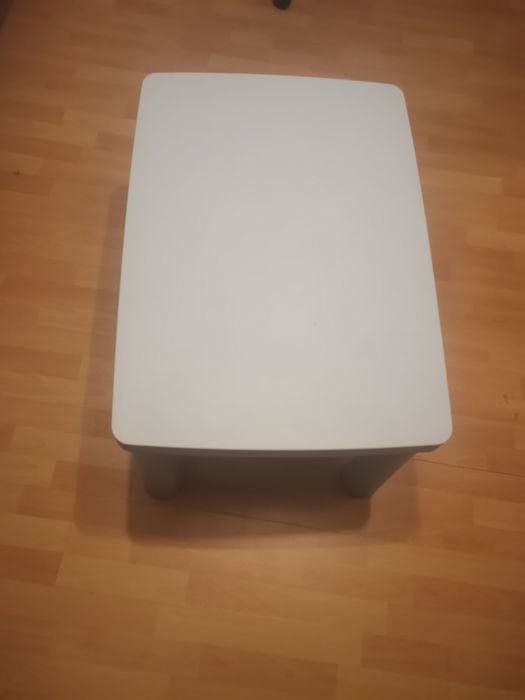 Stolik dziecięcy z krzesełkami