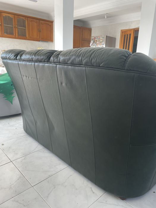 Conjunto de Sofá em Pele Verde – Sofá, Pufe e Poltrona