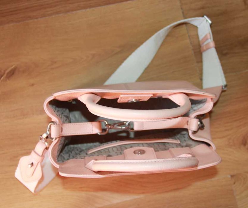 guess luxe torebka torba skora naturalna skorzana kuferek pudrowy roz