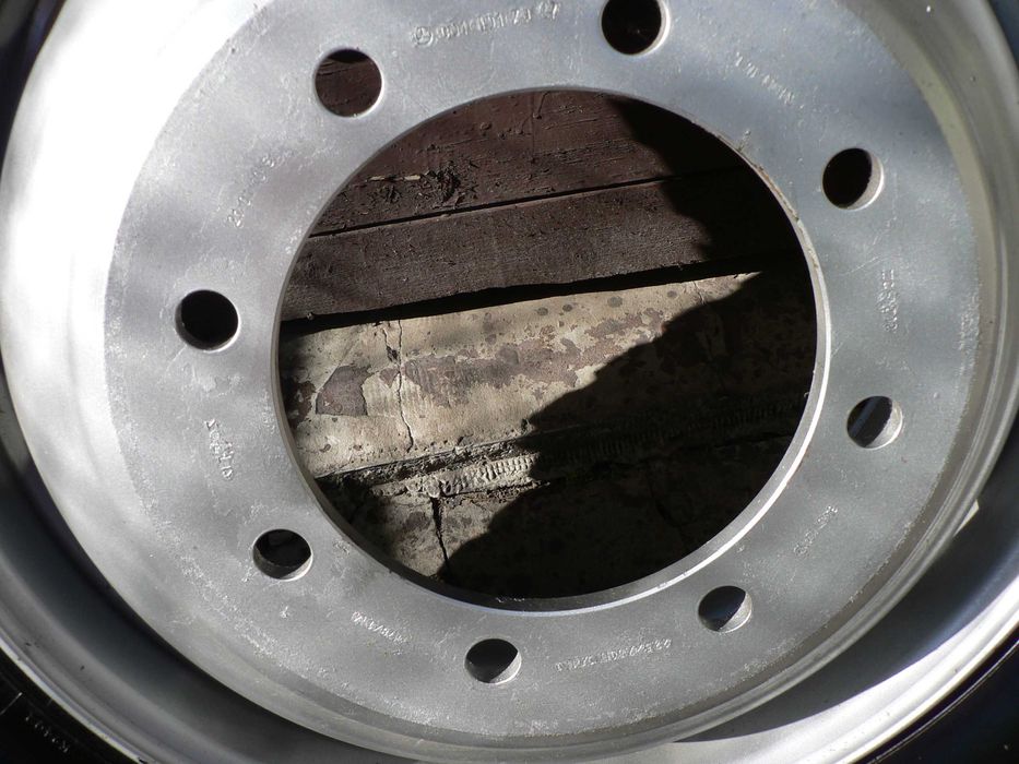 Opona z felgą 10 R / 22,5 - nowa