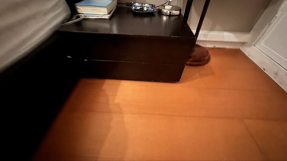 Vendo cama de casal e as duas mesinhas de cabeceira.