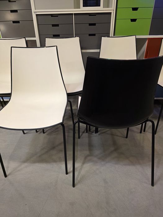 Krzesła design Pedrali – włoskie, białe z czarną ramą, sztaplowane