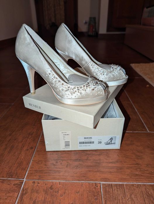 Sapatos de noiva novos