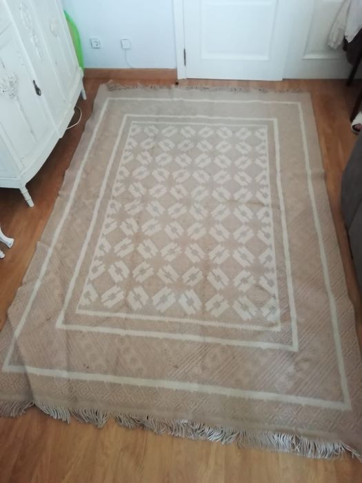 Selling beige and cream carpet.