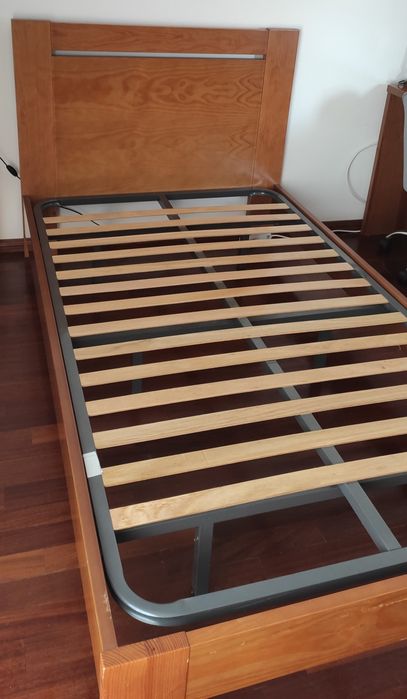 Cama sem colchão/ em madeira ( cerejeira)