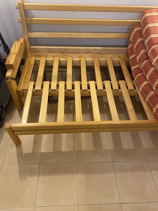2 Sofas em madeira maciça com cama