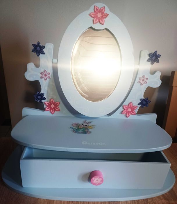 Drewniana toaletka dla dziewczynki.Stan bdb.Wysówana szufladka.