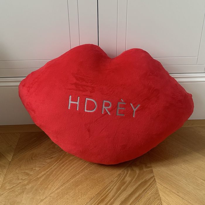 Duża poduszka dekoracyjna HDRÈY czerwone usta 78 × 51 cm