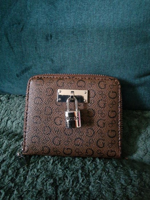 Mały portfel Guess z kłódką