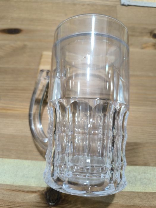 Plastykowy kufel z płynem w środku