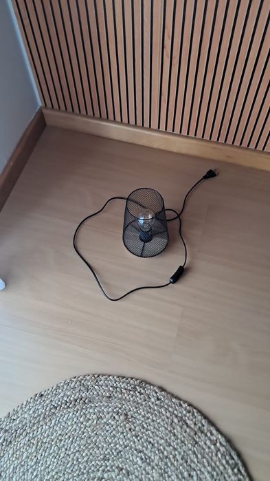 Mesa de apoio e candeeiro