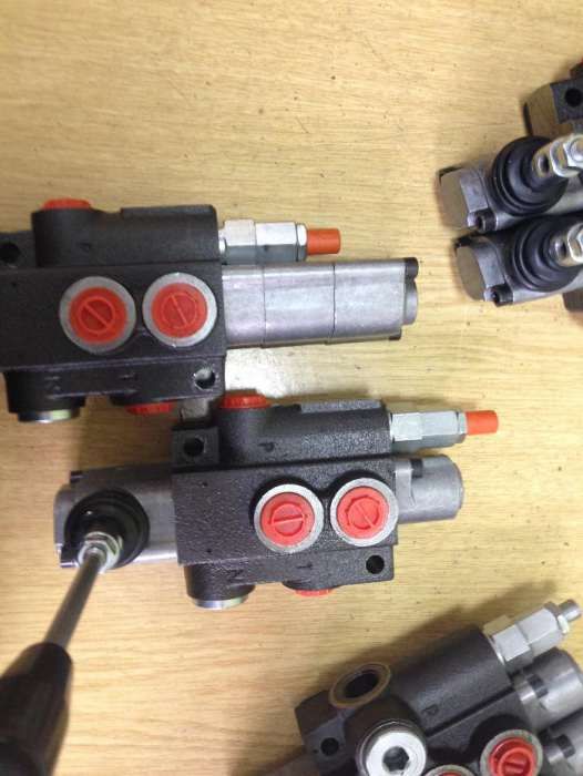 гідророзподільник Распределитель Гидрораспределитель маніпулятор тракт