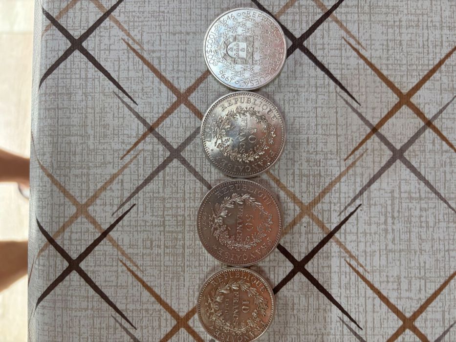 Moedas antigas de vários anos