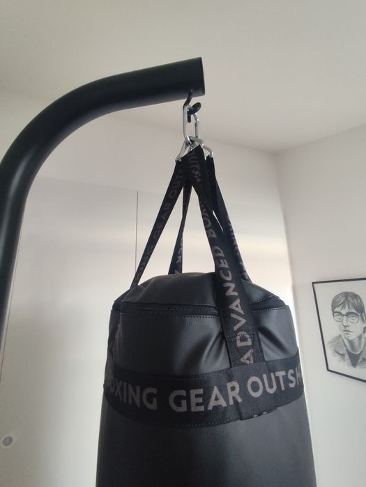 Saco de Boxe Pés/Punhos 32 kg OUTSHOCK e  o Suporte para o Saco OUTSHOCK