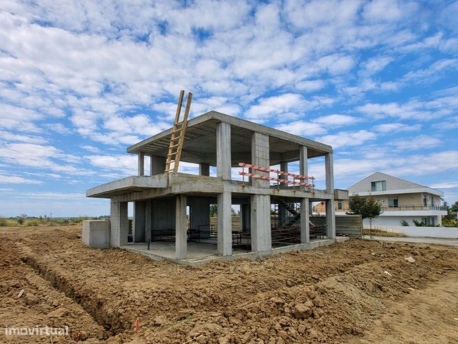 Terreno com projeto de moradia T4 junto á barragem