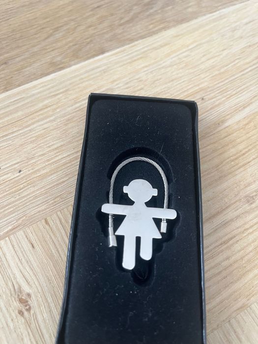 Srebrna Figurka Dziewczynka