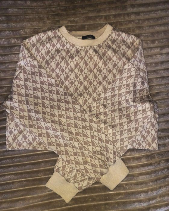 Стильний жіночий костюм – кофта та спідниця
Продаю гарний костюм, що с