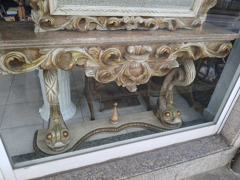 Credencia antiga com espelho e com tampo em marmore.