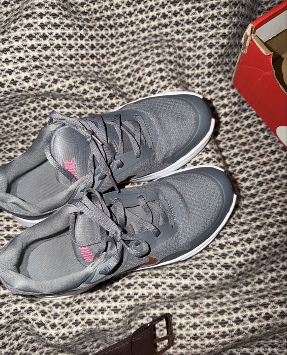 Оригінальні кросівки Nike сірі 38,5