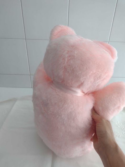 Urso de peluche corde rosa com focinho branco