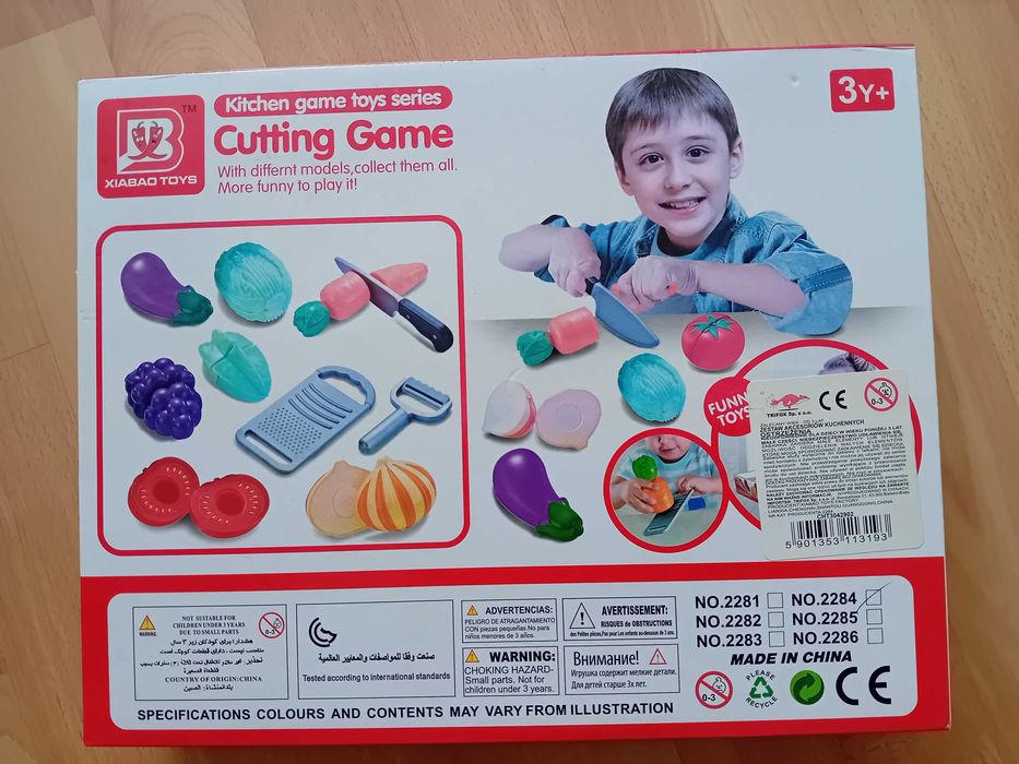 Zabawka kasa fiskslna i zestaw owocow z akcesoriami do zabawy w sklep.