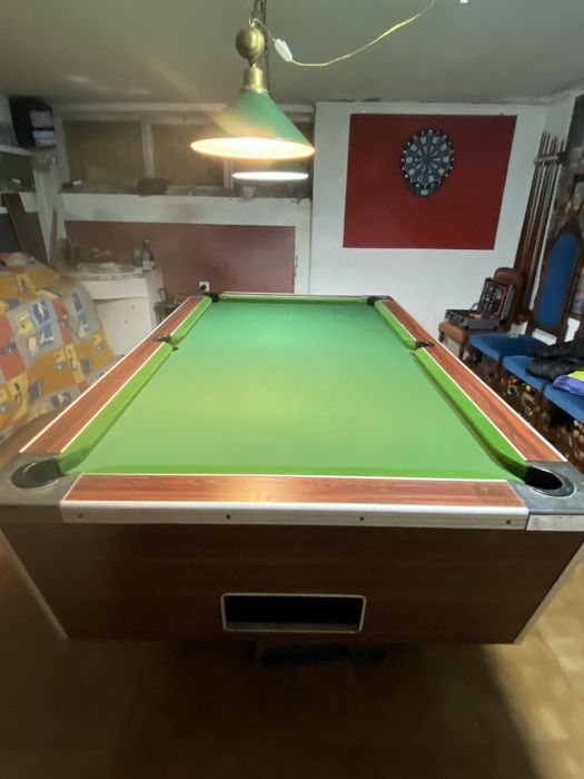 Bilhar snooker com bolas e triângulo e giz