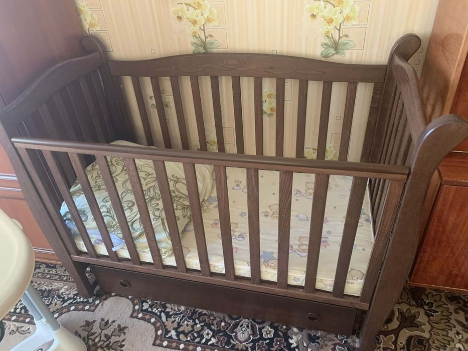 Продам дитяче ліжечко та стільчик для годування