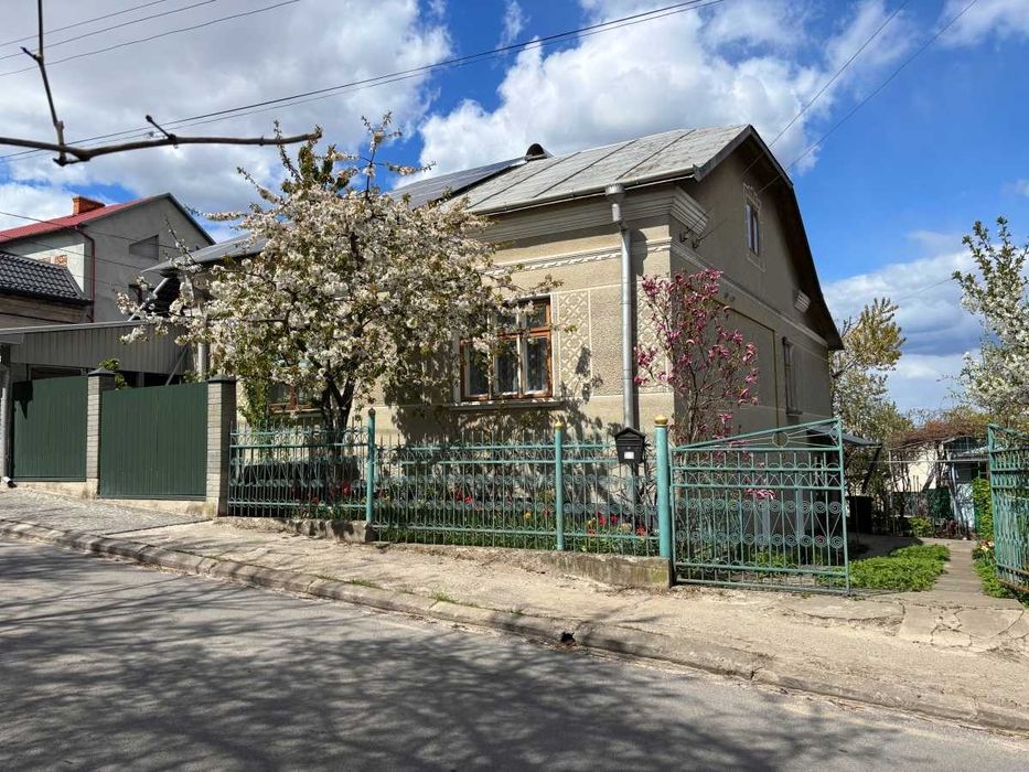 Привітний будинок поблизу центру міста