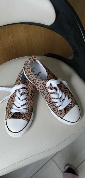 Buty sportowe eleganckie typu trampki
