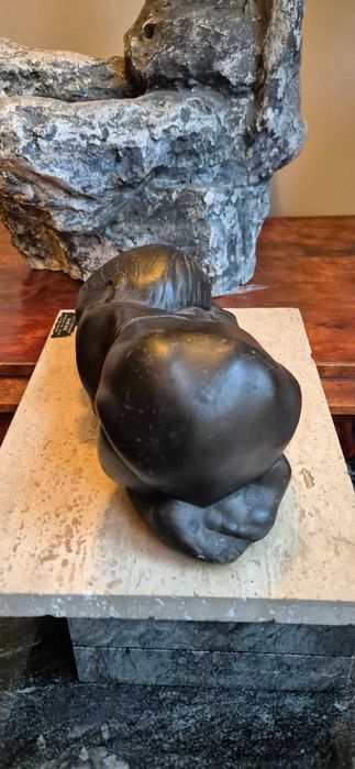 Aukcyjna rzeźba śpiącego dziecka z brązu z ciemną patyną dekor