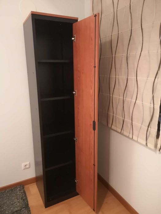 Venda Urgente: Estante Marca Rall com parte fechada e prateleiras aber