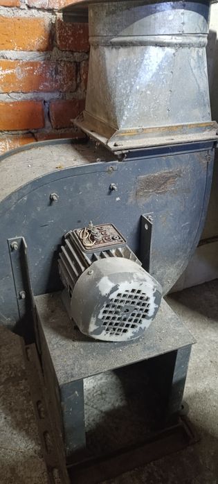 Продається витяжка улітка