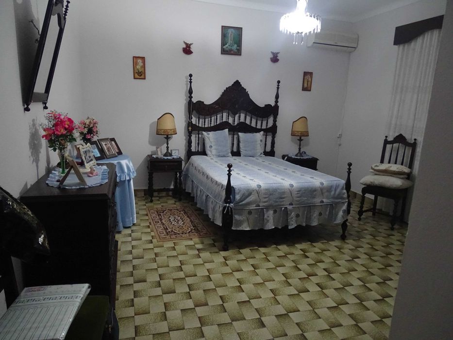 Quarto completo clássico em castanheiro – anos 80, excelente estado