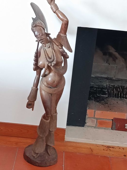 Estátua escultura africana etnica antiga madeira mulher guerreira