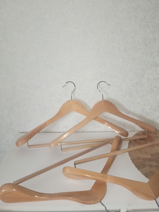 Zestaw 6 ekskluzywnych wieszaków drewnianych – szerokie ramiona, NOWE