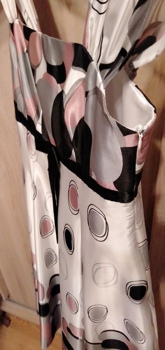 Piękna sukienka imprezowa 38 odcinana pod biustem, śliski materiał