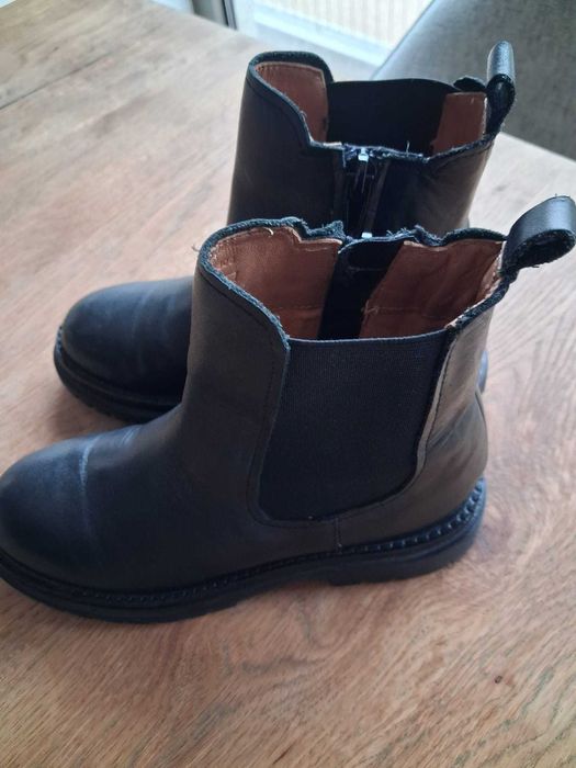 Botas em pele preta_ menina.