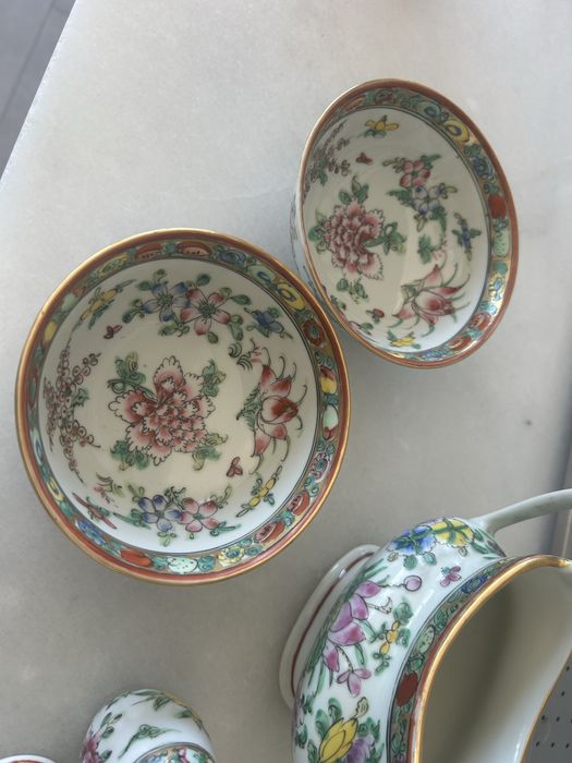 Vende-se servico chines antigo com 75 peças sem  ter nunca uso