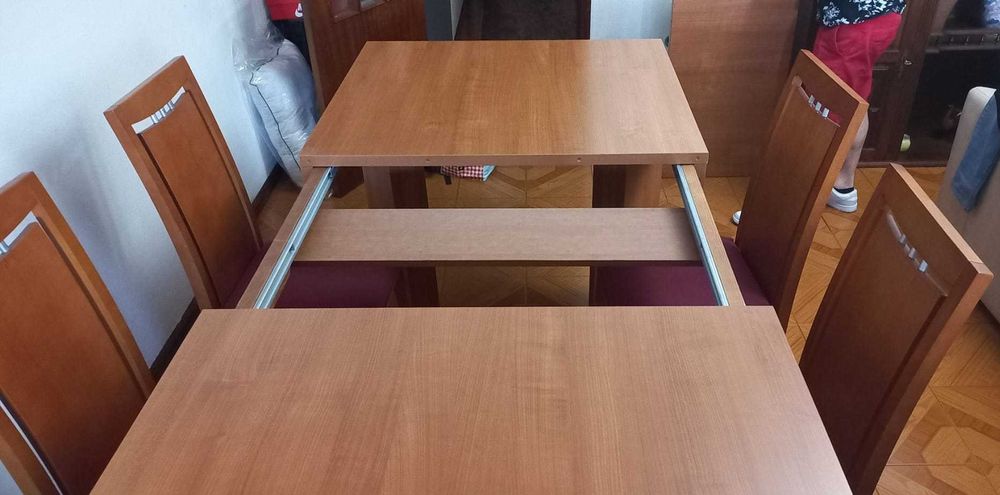 Vendo Mesa de Sala extensível com 4 cadeiras