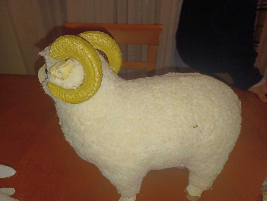 Carneiro em pelo decorativo
