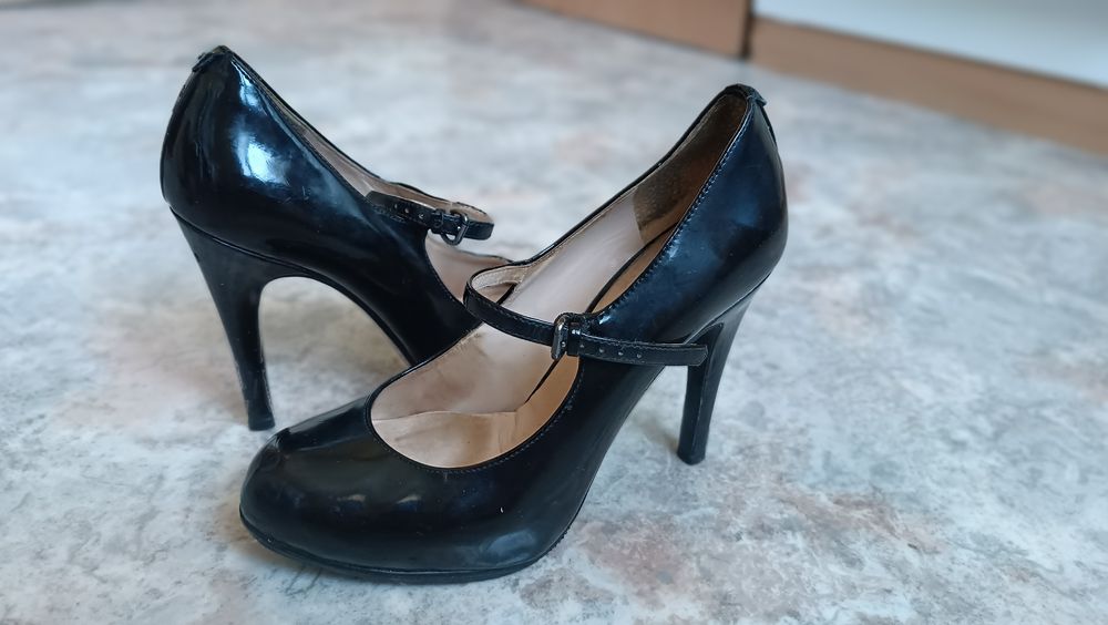 Жіночі лаковані туфлі Guess