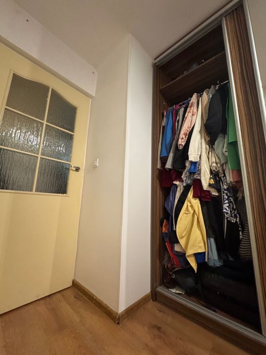 Pojemna brązowa szafa